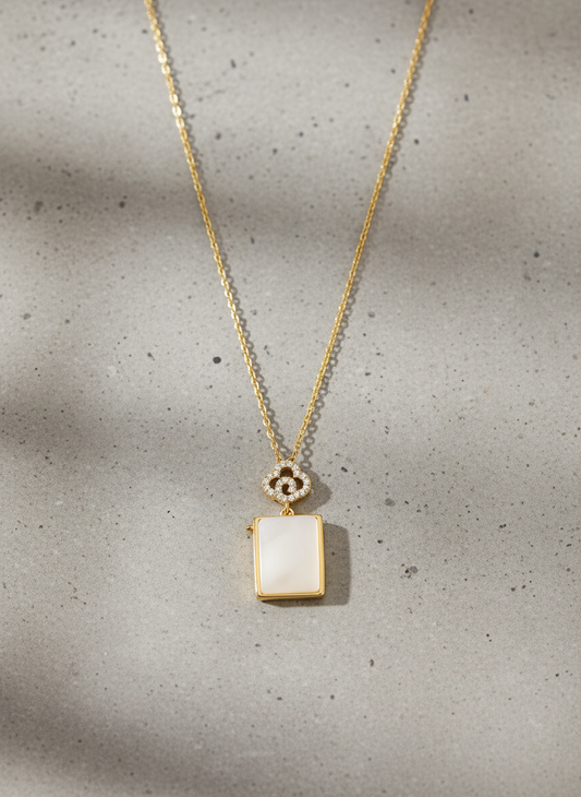 Elegant Gold Mother-of-Pearl Pendant Necklace – Minimalist Luxury Jewelry for Everyday Sophistication LN10290