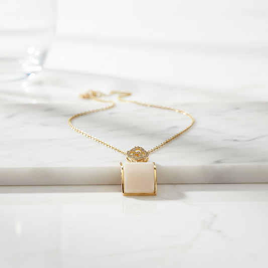 Elegant Gold Mother-of-Pearl Pendant Necklace – Minimalist Luxury Jewelry for Everyday Sophistication LN10290