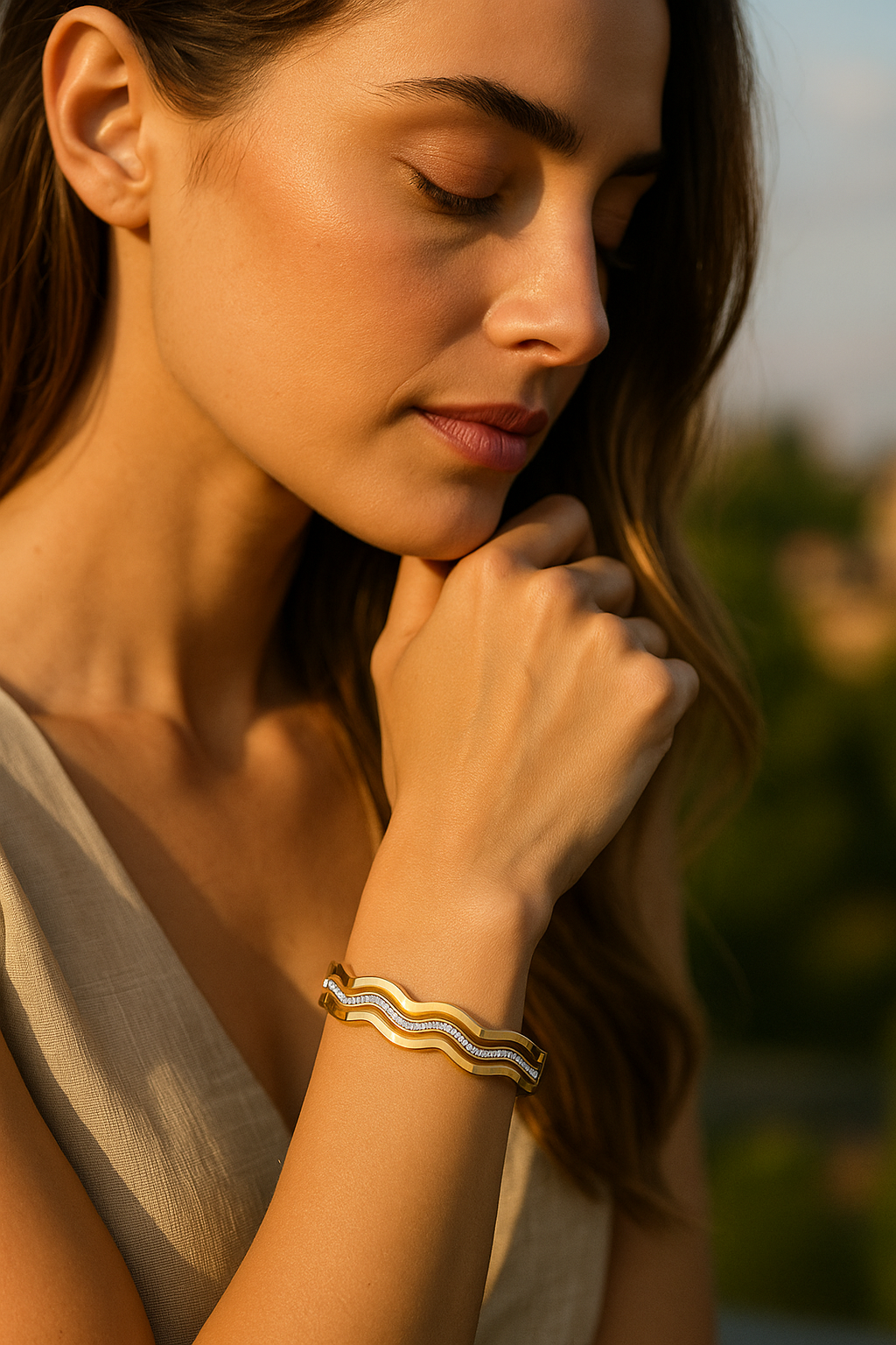 Elegant Gold Wave Bracelet with Sparkling Crystals LB10081