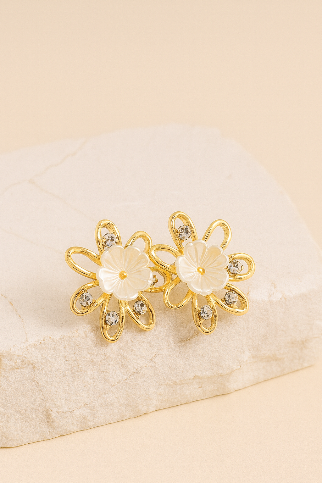 Gold-Plated Floral Stud Earrings with Crystals – Elegant White Flower Design LE10295