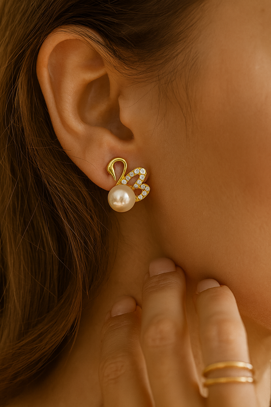 Gold-Plated Swan Pearl Stud Earrings with Crystals – Graceful Luxury Jewelry LE10304