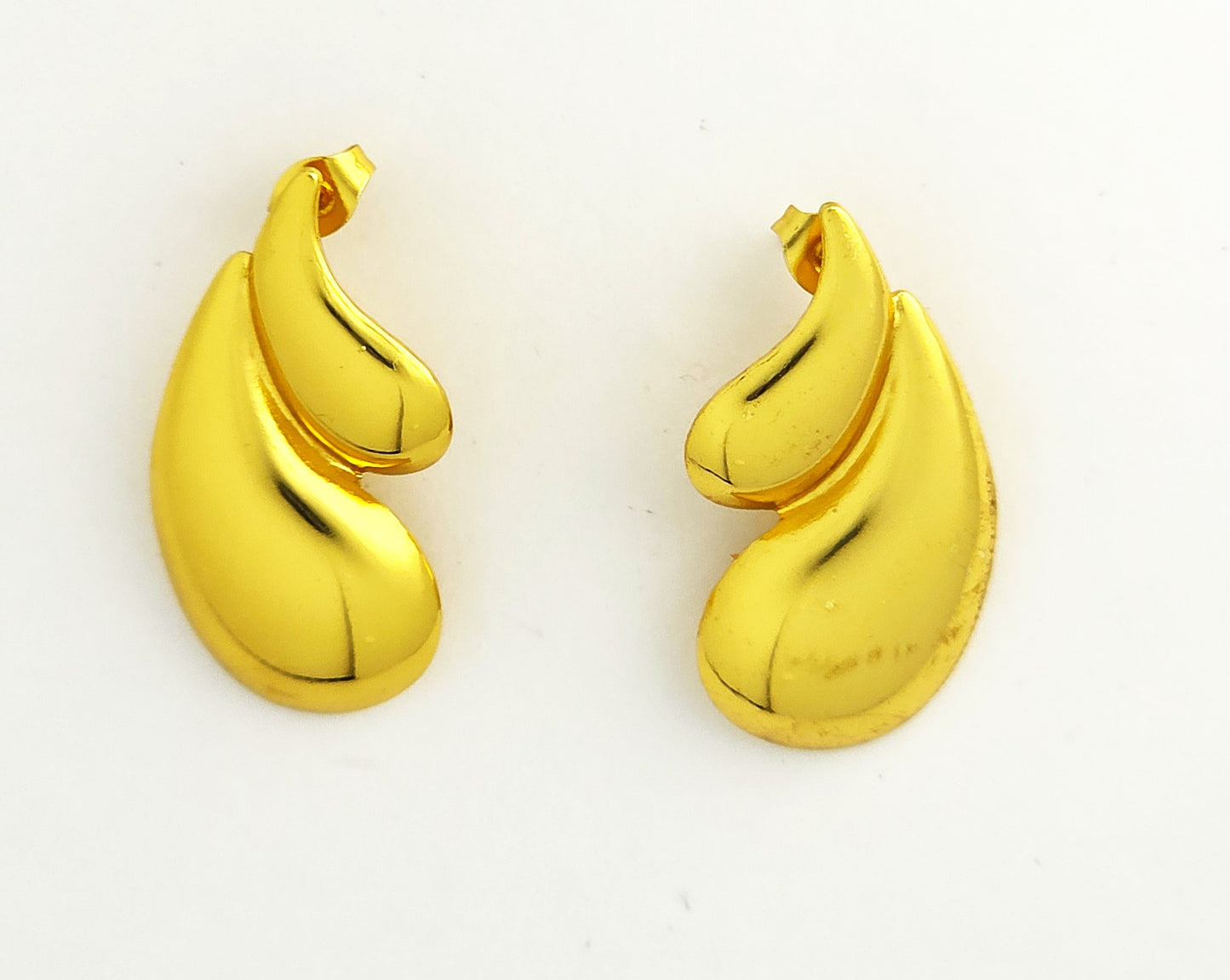 Gold Fluid Teardrop Swirl Stud Earrings LE10254