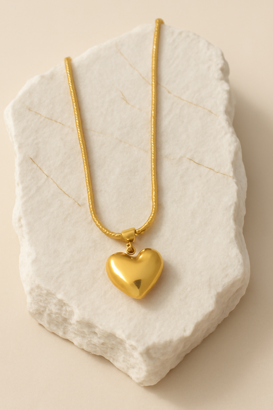 Gold Heart Pendant Necklace – Elegant Statement Jewelry for Women LN10153