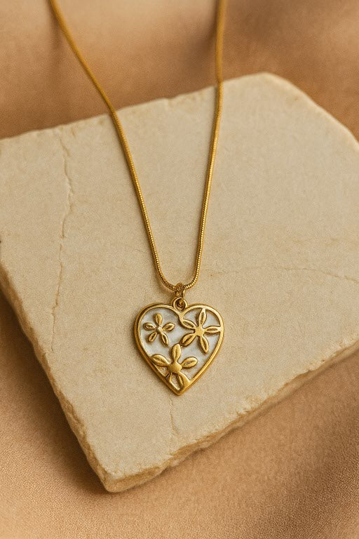 Gold Heart Pendant Necklace with Floral Cutout Design – Elegant Everyday Jewelry LN10144