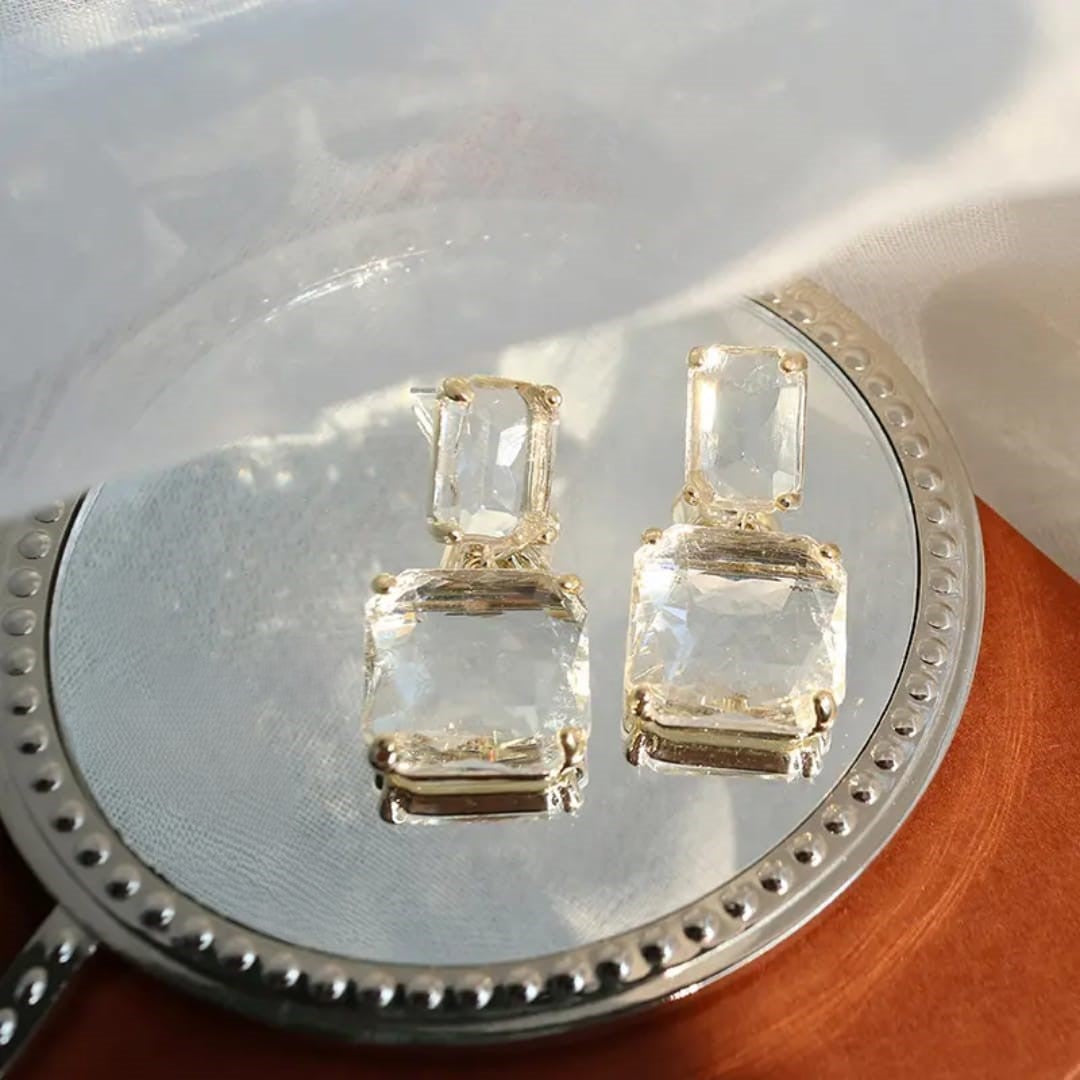 Gold Plated Crystal Drop Earrings – Elegant Statement Jewelry LE10351