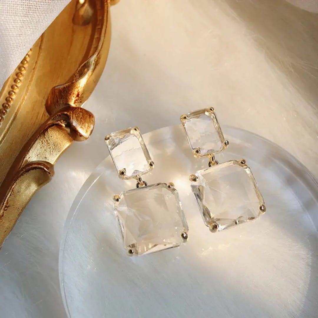 Gold Plated Crystal Drop Earrings – Elegant Statement Jewelry LE10351