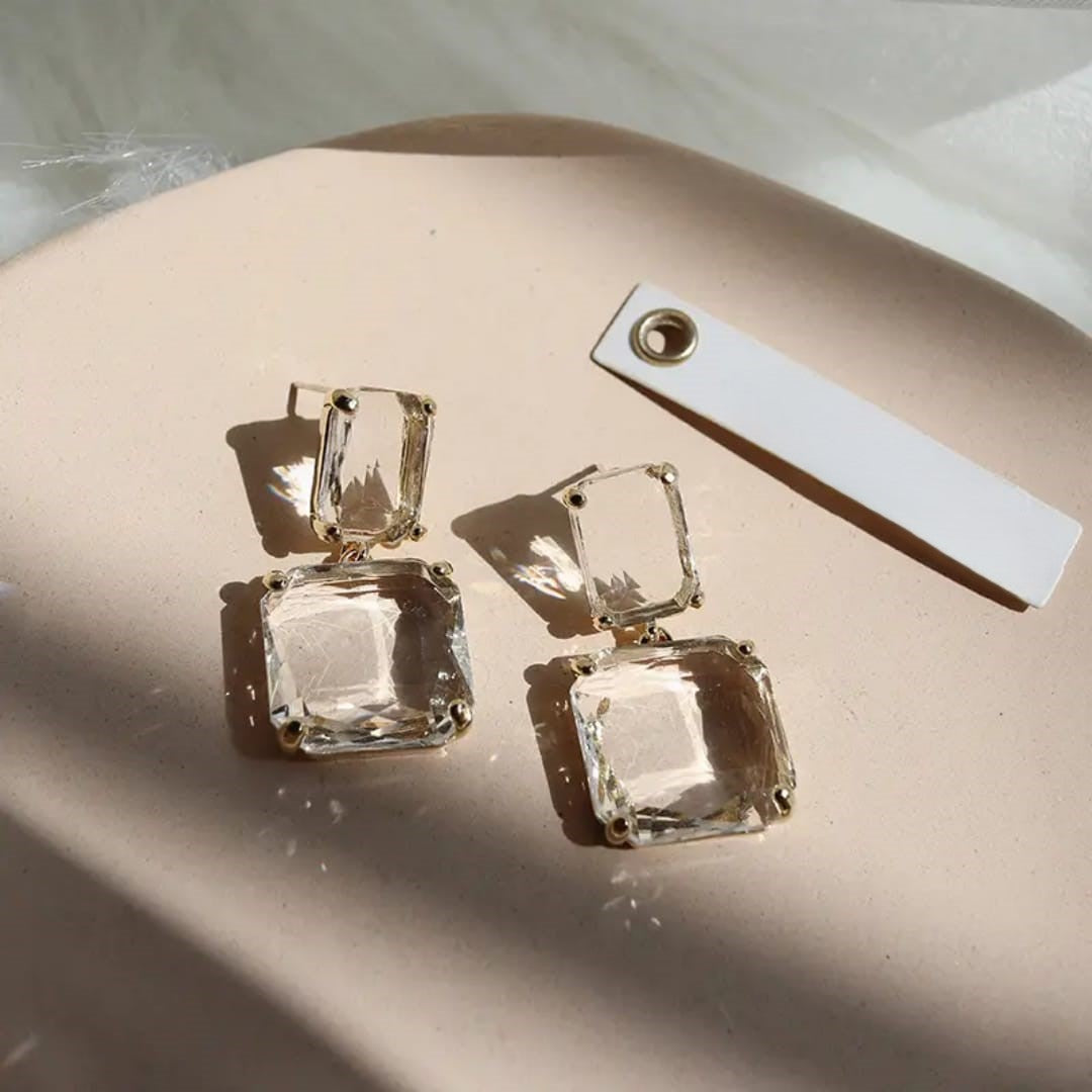 Gold Plated Crystal Drop Earrings – Elegant Statement Jewelry LE10351