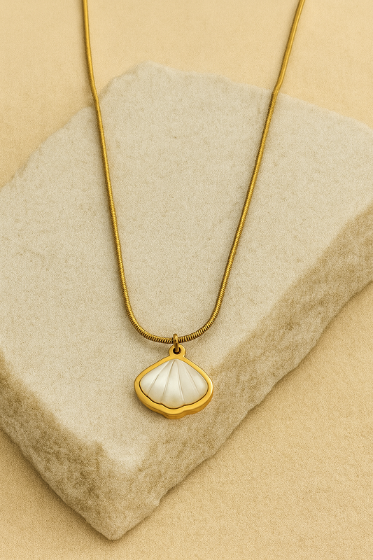 Gold Shell Pendant Necklace – Mother‑of‑Pearl Look LN10196