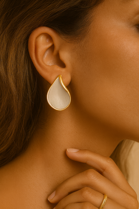 Gold and White Teardrop Stud Earrings for Women – Elegant Minimalist Design LE10294