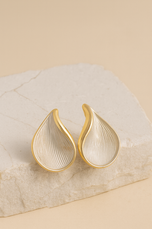 Gold and White Teardrop Stud Earrings for Women – Elegant Minimalist Design LE10294