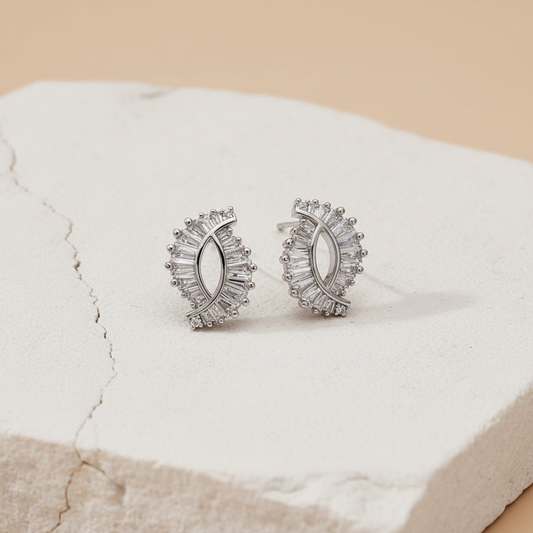 Silver Crystal Marquise Stud Earrings – Elegant Diamond-Cut Design LE10325