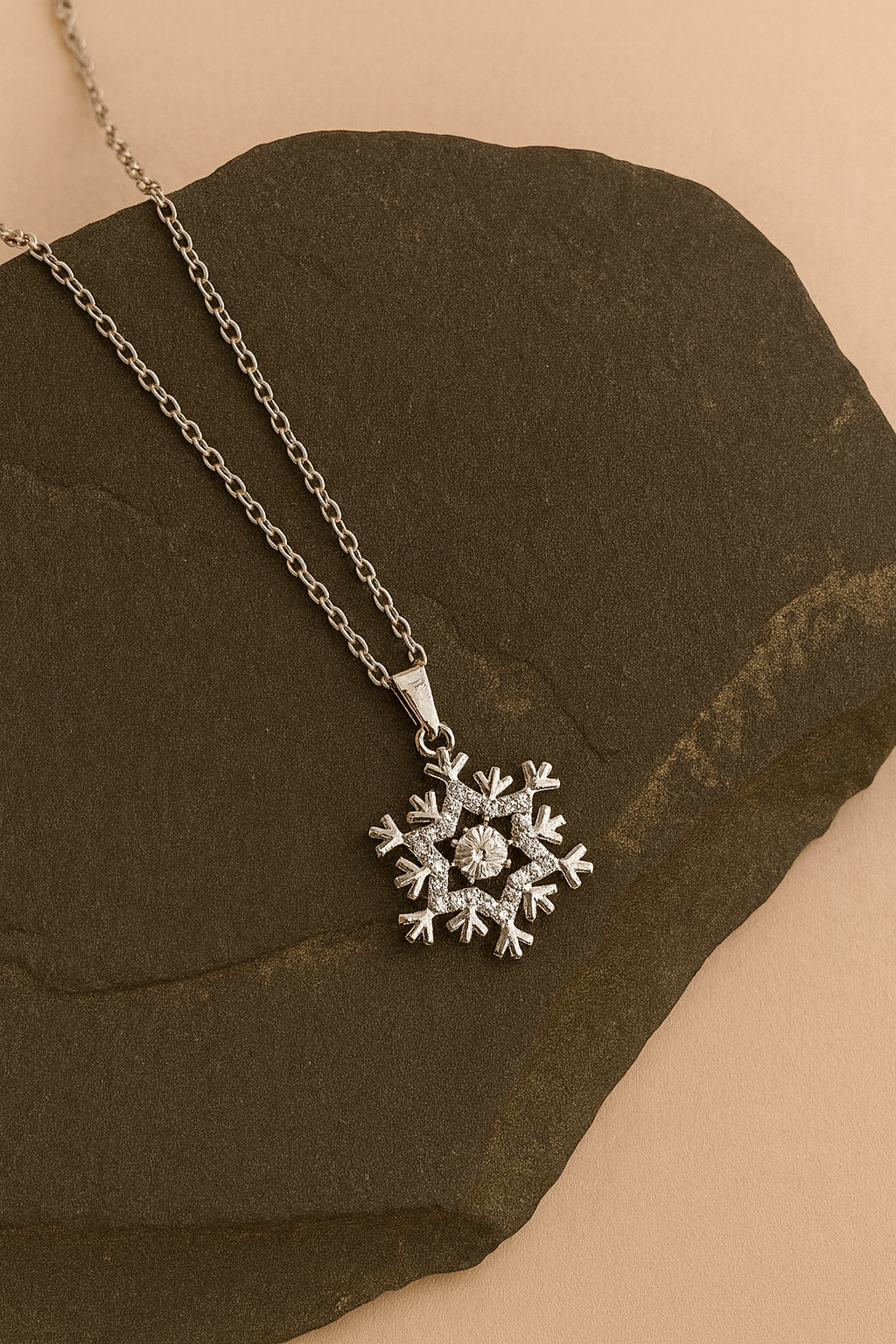 Snowflake Crystal Pendant Necklace in Silver LN10278