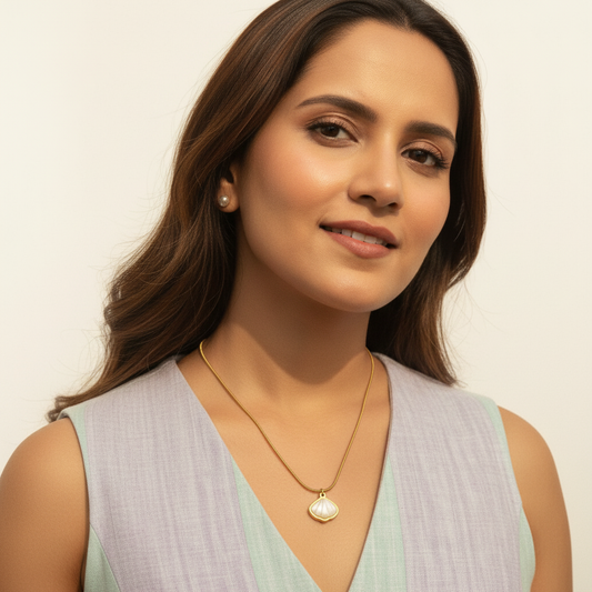 Gold Shell Pendant Necklace – Mother‑of‑Pearl Look LN10196