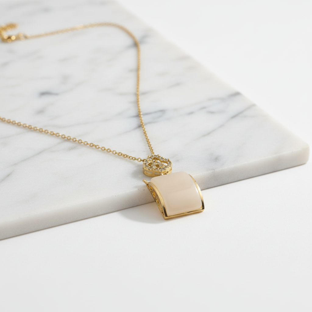 Elegant Gold Mother-of-Pearl Pendant Necklace – Minimalist Luxury Jewelry for Everyday Sophistication LN10290
