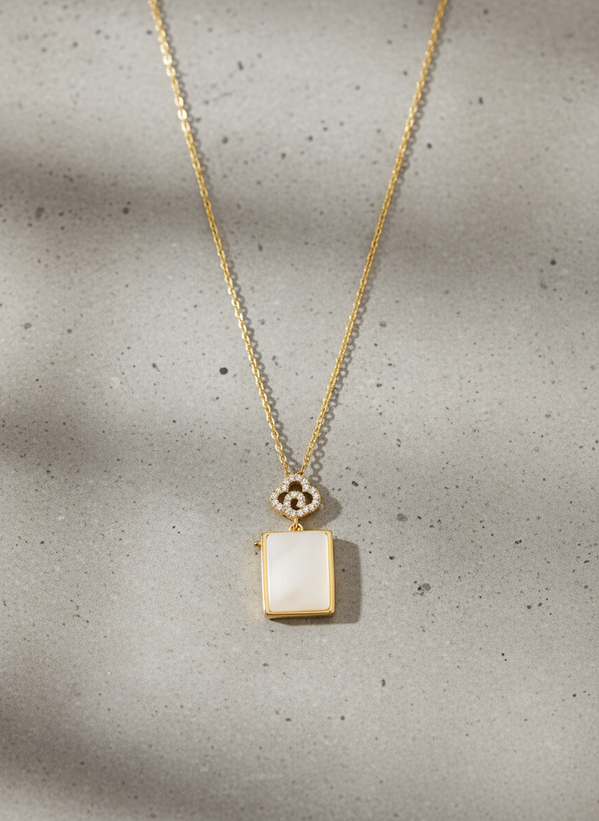 Elegant Gold Mother-of-Pearl Pendant Necklace – Minimalist Luxury Jewelry for Everyday Sophistication LN10290