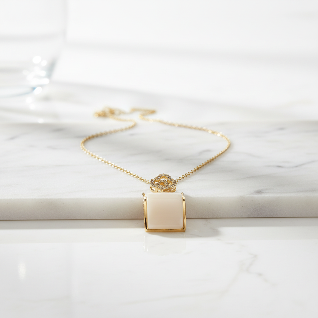 Elegant Gold Mother-of-Pearl Pendant Necklace – Minimalist Luxury Jewelry for Everyday Sophistication LN10290