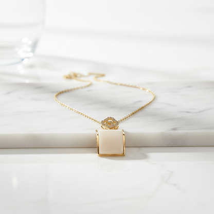 Elegant Gold Mother-of-Pearl Pendant Necklace – Minimalist Luxury Jewelry for Everyday Sophistication LN10290