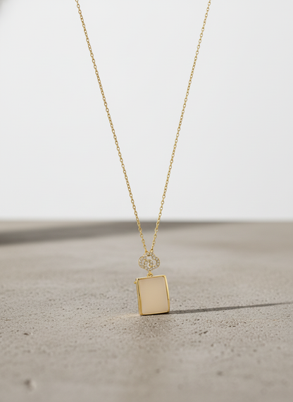 Elegant Gold Mother-of-Pearl Pendant Necklace – Minimalist Luxury Jewelry for Everyday Sophistication LN10290