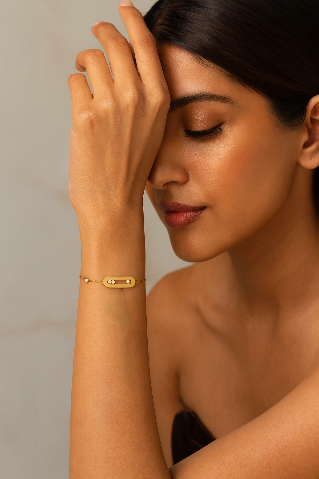 Gold Bezel Oval Charm Bracelet – Minimalist Chain LB10118